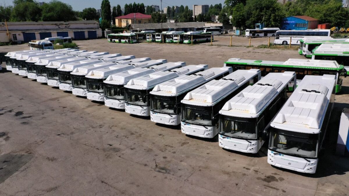 Мэр Воронежа проверил подготовку новых автобусов к выпуску на транспортные линии