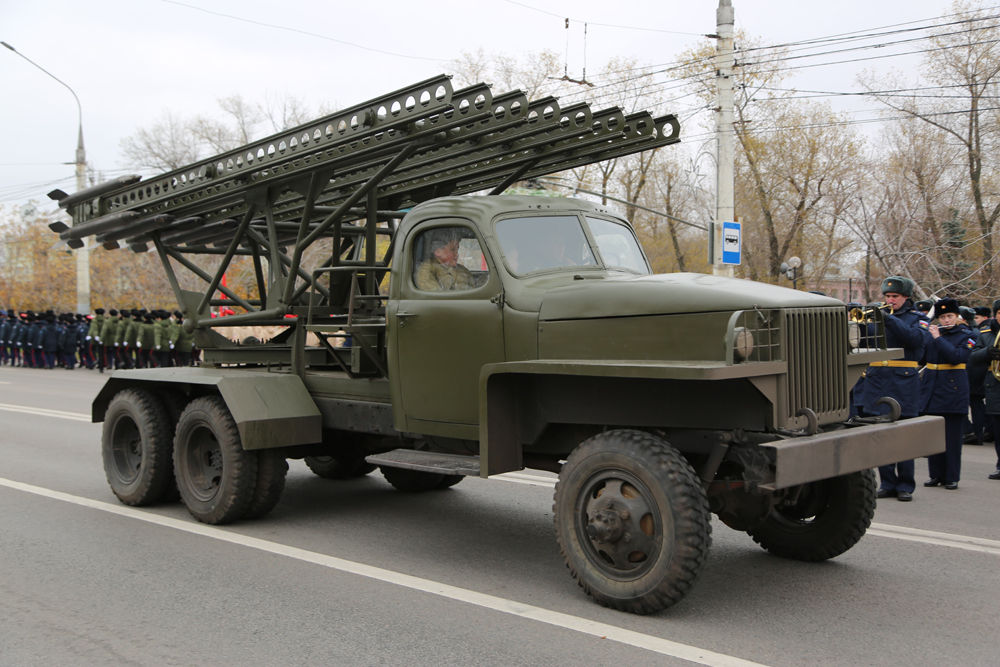 В Воронеже состоялась реконструкция легендарного военного парада 1941 года