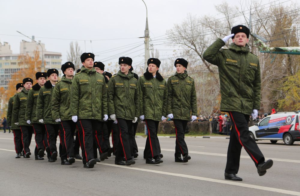 В Воронеже состоялась реконструкция легендарного военного парада 1941 года