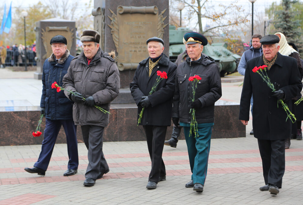 В Воронеже состоялась реконструкция легендарного военного парада 1941 года