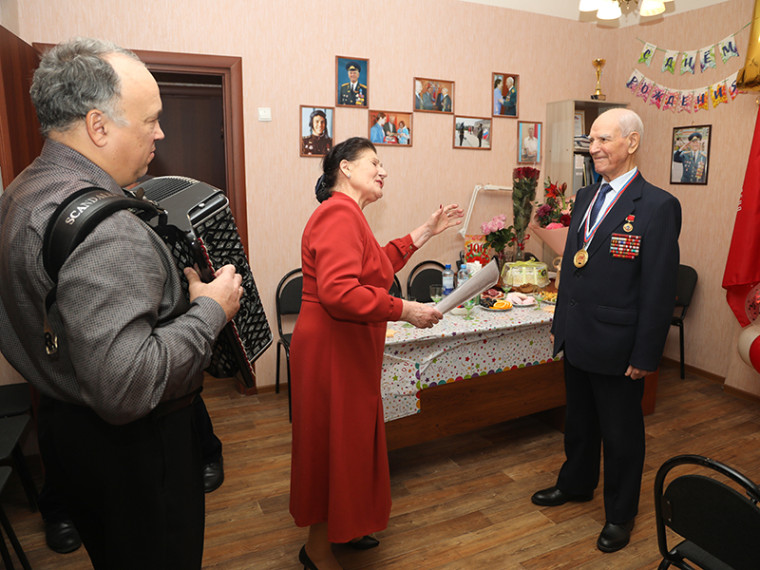 Мэр Воронежа Сергей Петрин поздравил со 100-летием ветерана Великой Отечественной войны Николая Николаевича Борисова