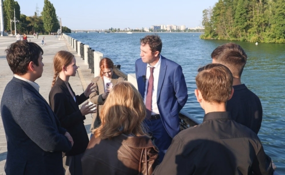 Мэр Воронежа Сергей Петрин посетил Петровскую набережную вместе со школьниками Мэр Воронежа Сергей Петрин посетил Петровскую набережную вместе со школьниками