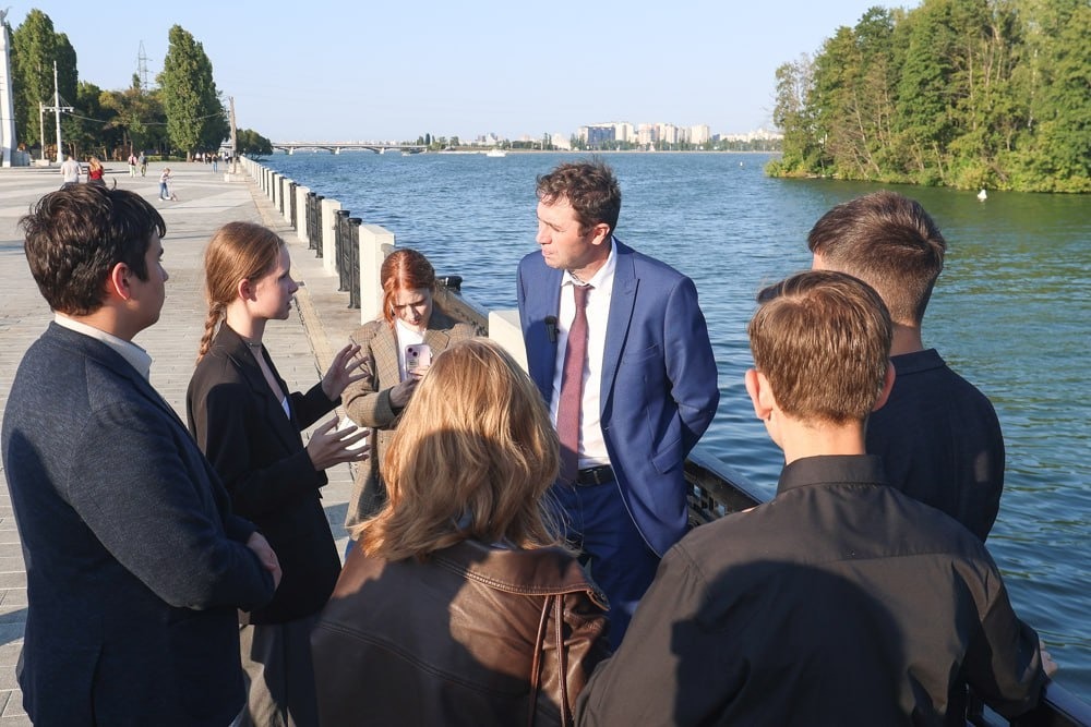 Мэр Воронежа Сергей Петрин посетил Петровскую набережную вместе со школьниками Мэрия Воронежа