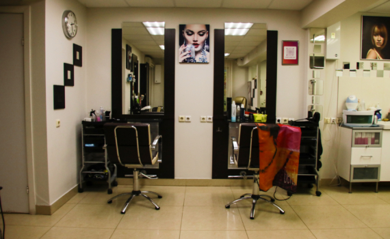 Почему нельзя оставлять волосы в парикмахерской: 5 причин очевидных и не очень Почему нельзя оставлять волосы в парикмахерской: 5 причин очевидных и не очень