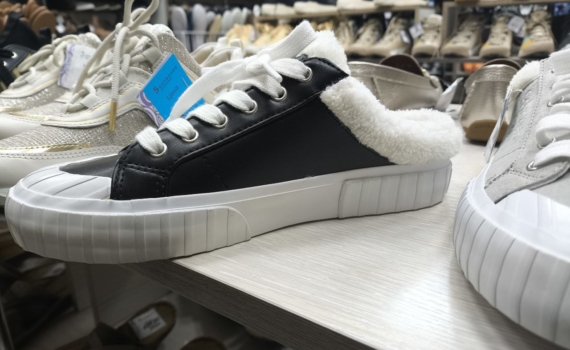 Дизайнеры убрали задник: тренд весна-лето 2026 — кеды с открытой пяткой захватили подиумы и улицы Дизайнеры убрали задник: тренд весна-лето 2026 — кеды с открытой пяткой захватили подиумы и улицы